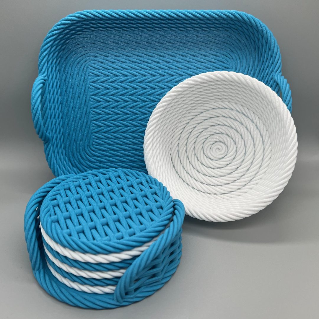 Im 3D-Druck gefertigte Korbschalen und Untersetzer in Blau und Weiß