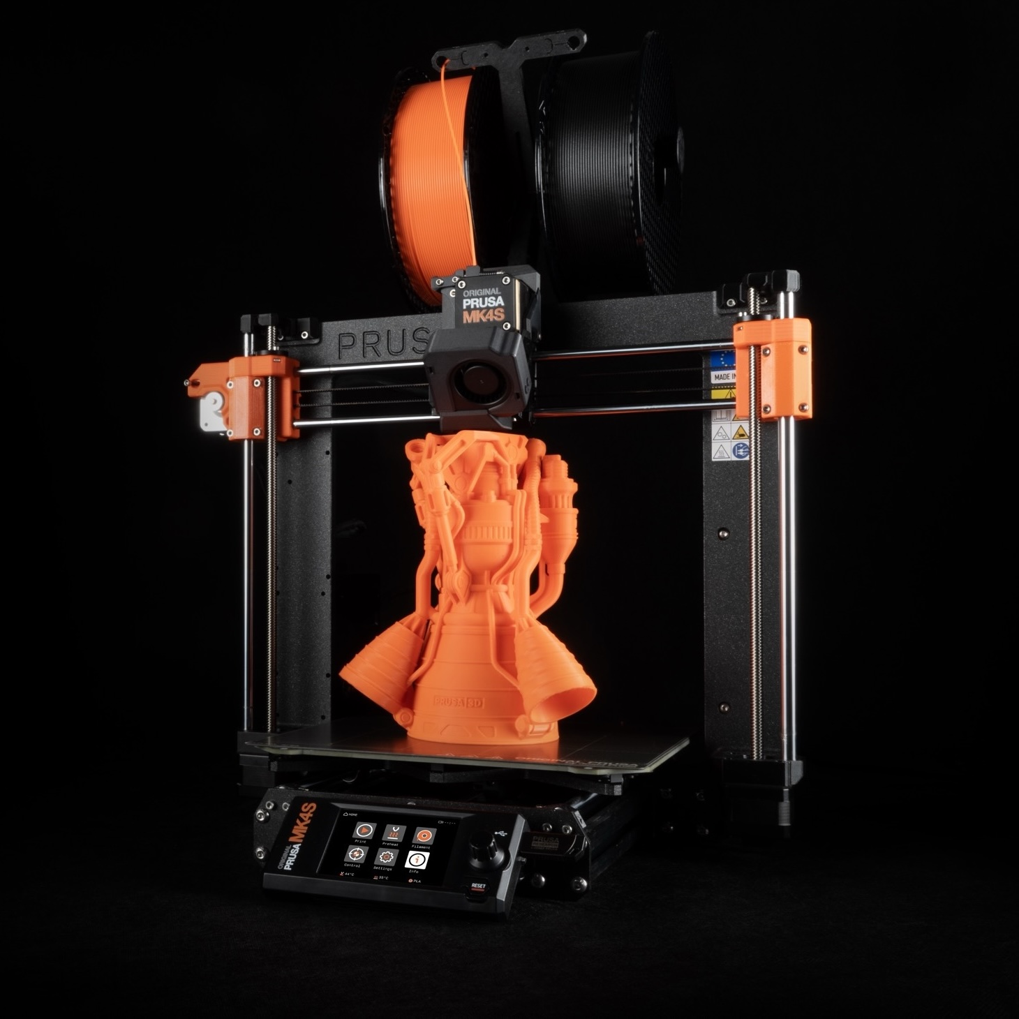 Ein Prusa MK4S mit einem frisch gedruckten Teil