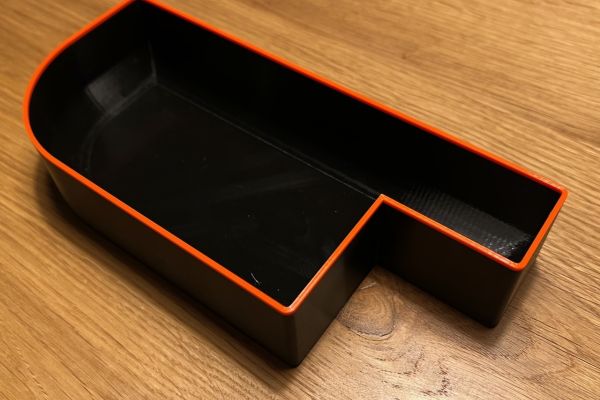 Ein Abfallbehälter mit Akzenten